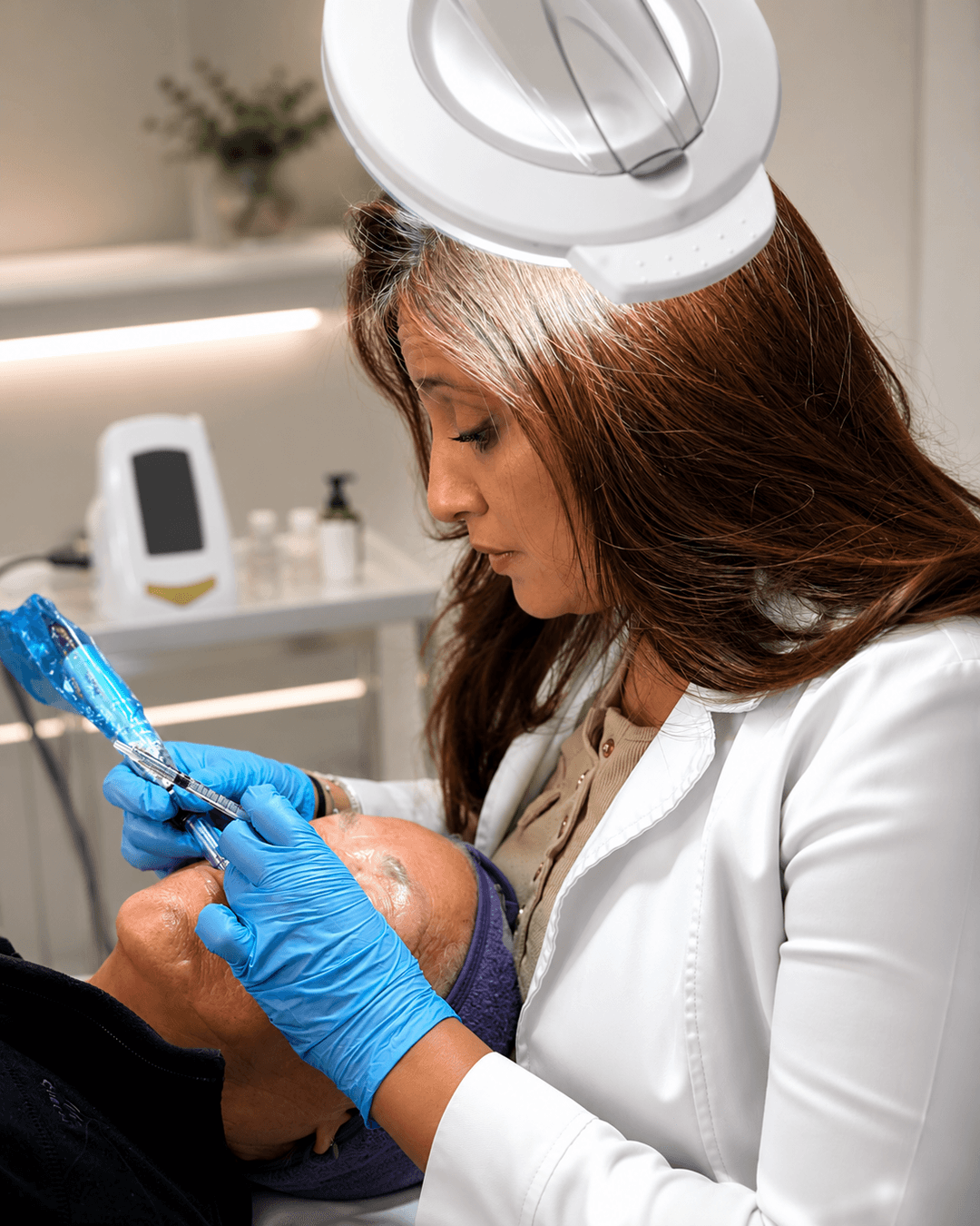 Elizabeth Jara aplicando un protocolo facial a una paciente